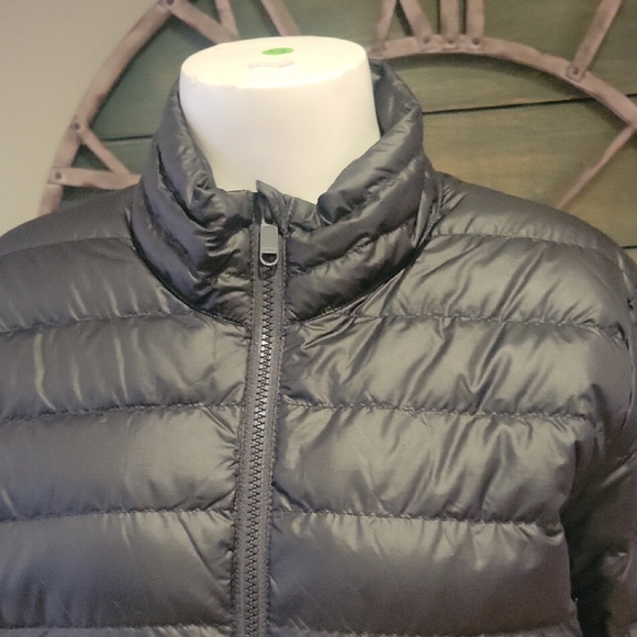 Quince Lightweight Down Packable Puffer Jacket - Picture 2 of 16
